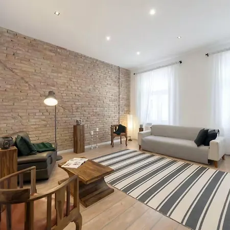 Paprikoer アパート ティハニ